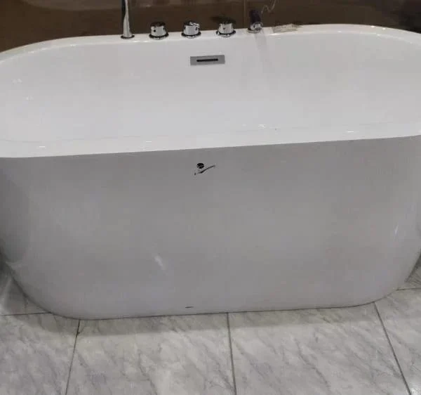 مغطس كلاسيك بيضاوي أنيق 160×75 سم أبيض مع خلاط – فاخر ومريح